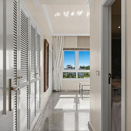 Vista Mar Y Piscina En Puerto Banus *