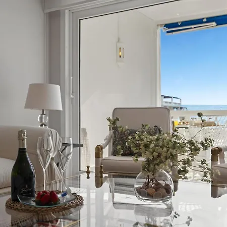 Vista Mar Y Piscina En Puerto Banus