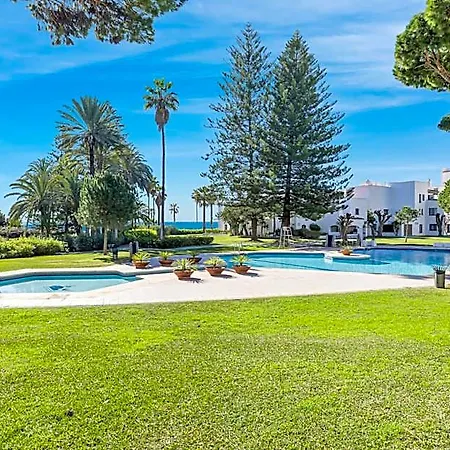 Vista Mar Y Piscina En Puerto Banus