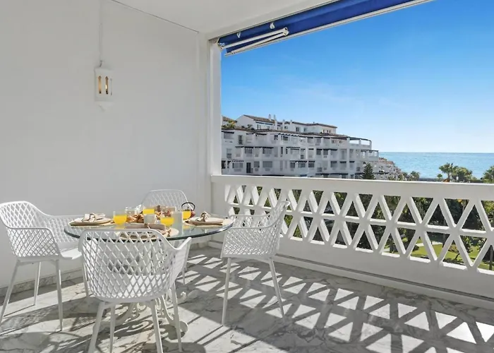 Vista Mar Y Piscina En Puerto Banus