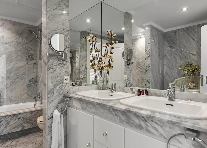 Vista Mar Y Piscina En Puerto Banus شقة ماربيا