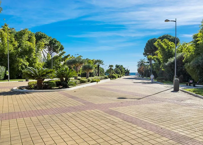 Vista Mar Y Piscina En Puerto Banus Marbellac